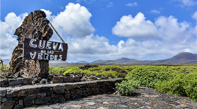 Entrance sign in front of Cueva de los Verdes