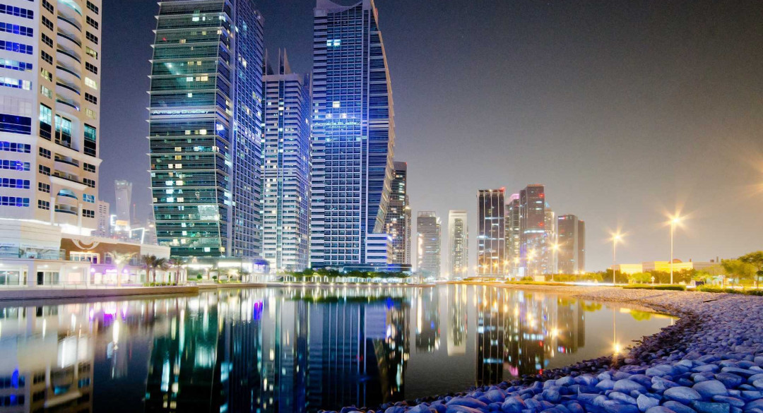 BlueBay_Dubai_nocturna