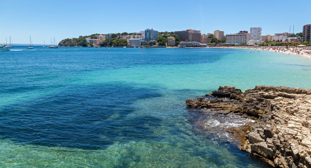 Playa de Palmanova, costa rocosa.