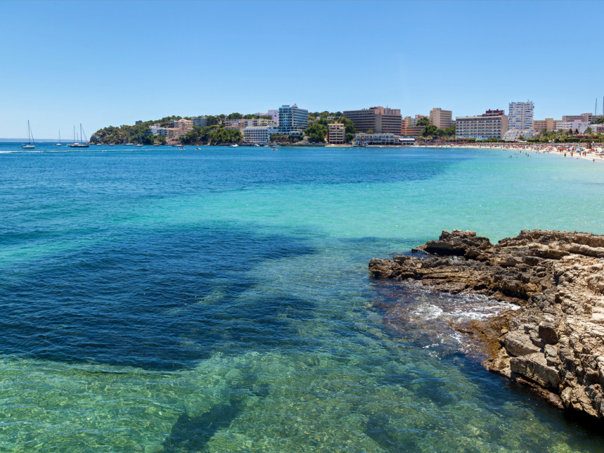 Playa de Palmanova, costa rocosa.