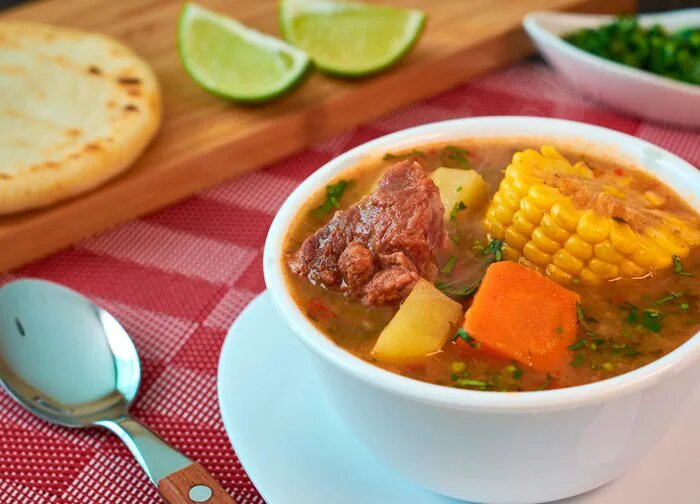 El sancocho de res es uno de los más comunes y típicos, comúnmente es un platillo que se prepara los domingos para compartir con toda la familia en el almuerzo.
