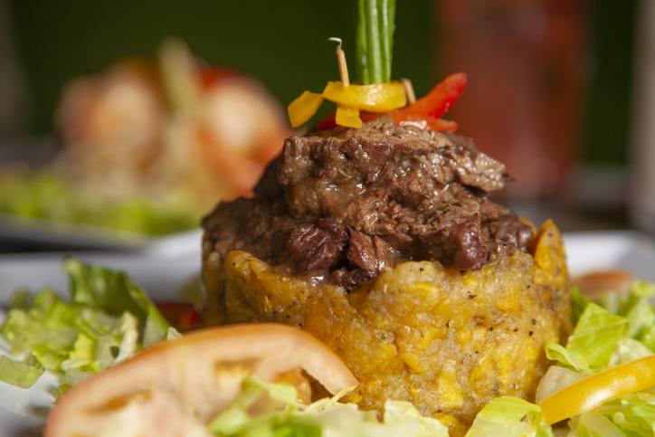 Este plato consiste en puré de plátano frito, muy popular entre los puertorriqueños.