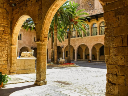 Interior of the cathedral of Mallorca with patio and stone arches.