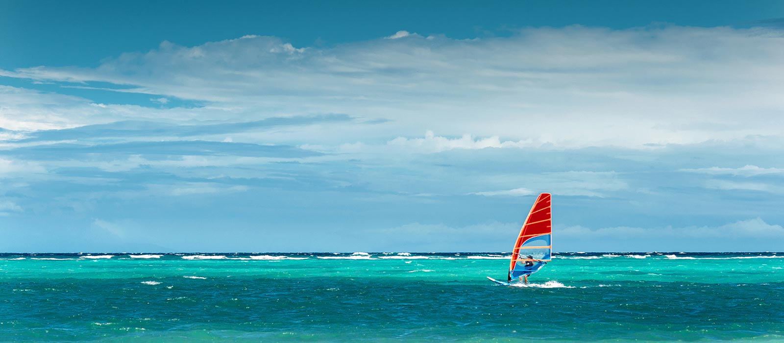 Experiencia de windsurf en hoteles Bluebay Hotels & Resorts