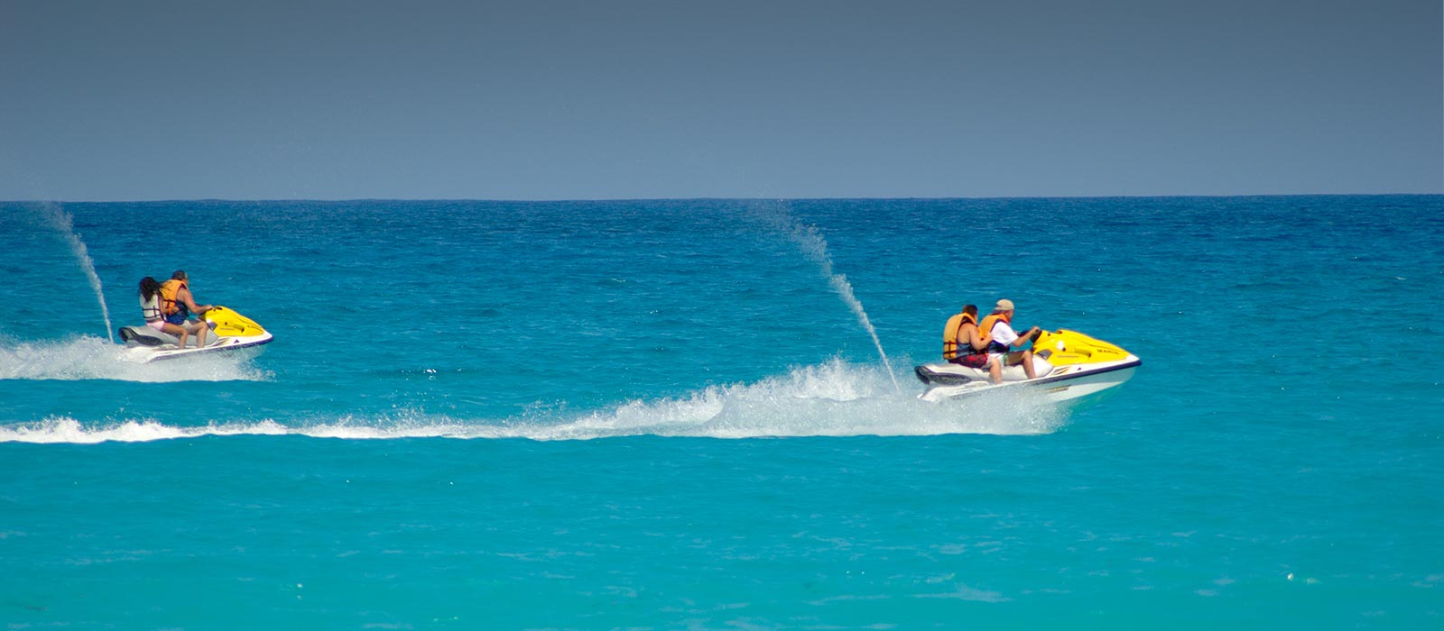 Experiencia jet ski en hoteles Bluebay Hotels & Resorts