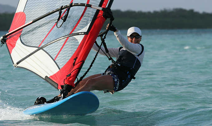 Experiencia de windsurf en hoteles Bluebay Hotels & Resorts