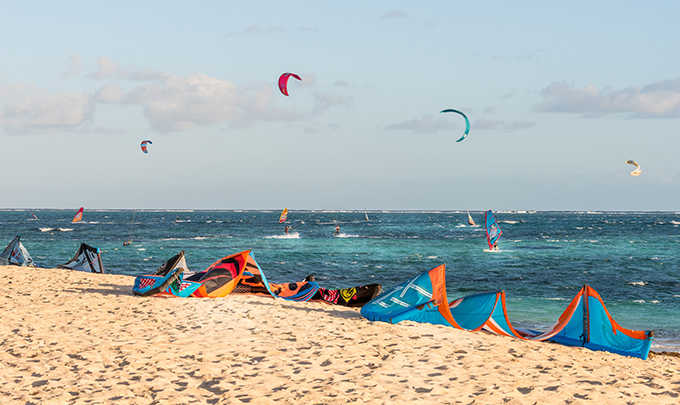 Experiencia de windsurf en hoteles Bluebay Hotels & Resorts