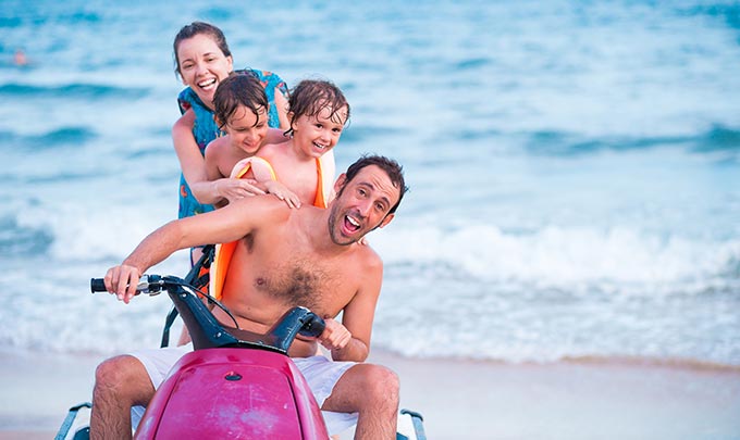 Experiencia jet ski en hoteles Bluebay Hotels & Resorts
