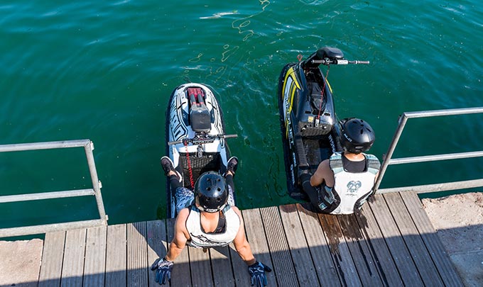 Experiencia jet ski en hoteles Bluebay Hotels & Resorts