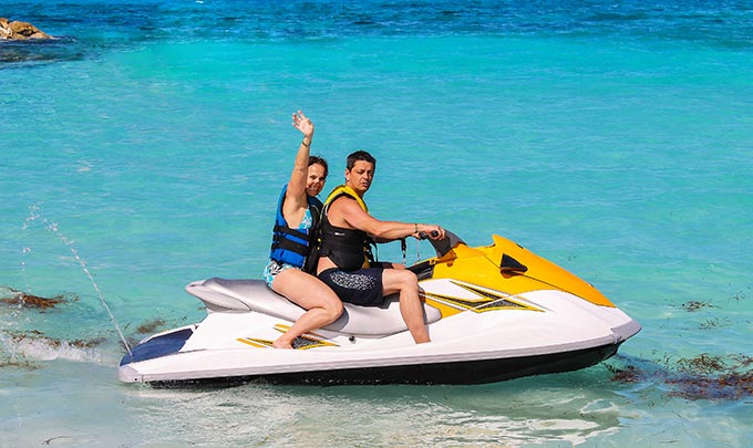Experiencia jet ski en hoteles Bluebay Hotels & Resorts