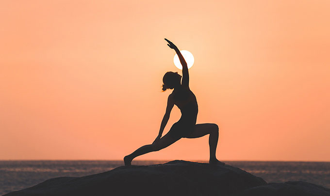 Experiencia de yoga en hoteles Bluebay Hotels & Resorts