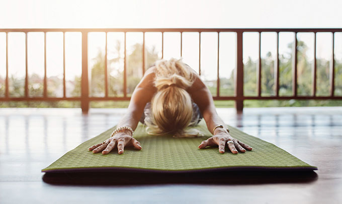 Experiencia de yoga en hoteles Bluebay Hotels & Resorts