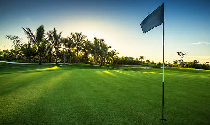 Una experiencia hoteles con golf en Bluebay Hotels & Resorts