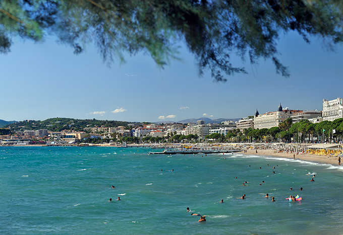 Enjoy luxury, fine weather and sea