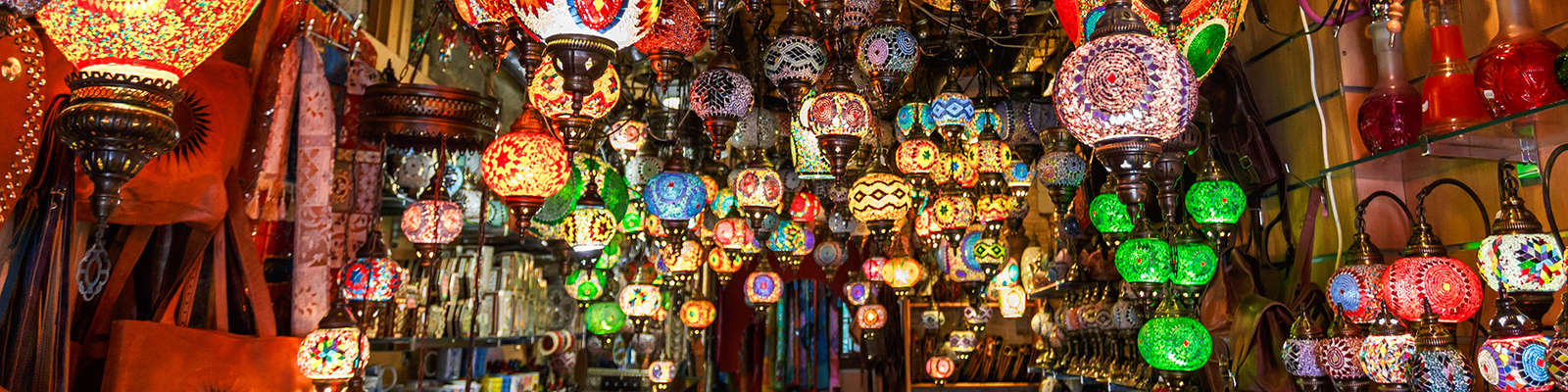 Explore the El-Alavi bazaar