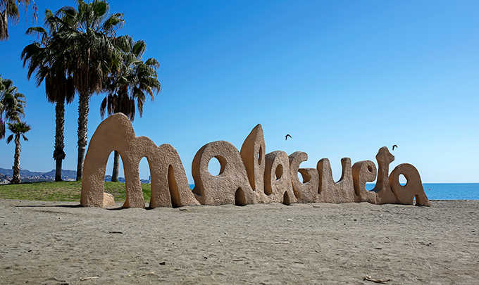Baignez-vous sur la populaire plage de la Malagueta
